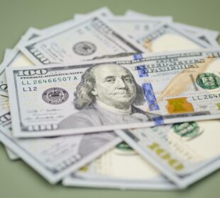 Dólar sobe R$ 5,09 com tarifas dos EUA e guerra no Irã; Ibovespa cai