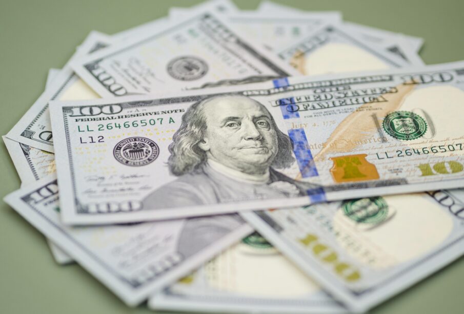 Dólar sobe R$ 5,09 com tarifas dos EUA e guerra no Irã; Ibovespa cai