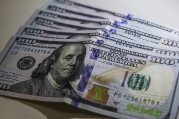 Dólar forte ações: como mercado reage e quais ganham
