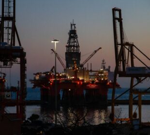 Petróleo cai após OPEP+ aumentar produção em agosto