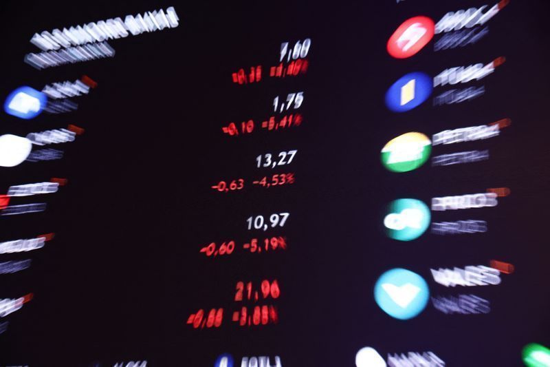 Ibovespa cai e dólar oscila com inflação dos EUA fraca e tarifaço