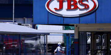 JBS tem prejuízo no 2º tri com despesas e oferta de frango