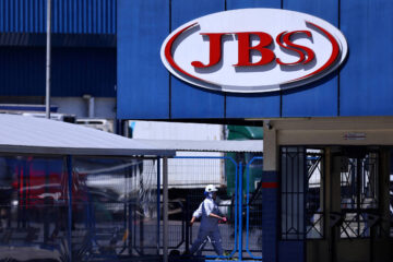 JBS tem prejuízo no 2º tri com despesas e oferta de frango