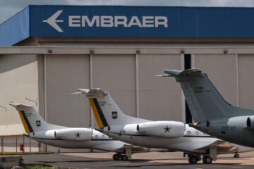 Embraer eleva projeção de caixa livre para 2026