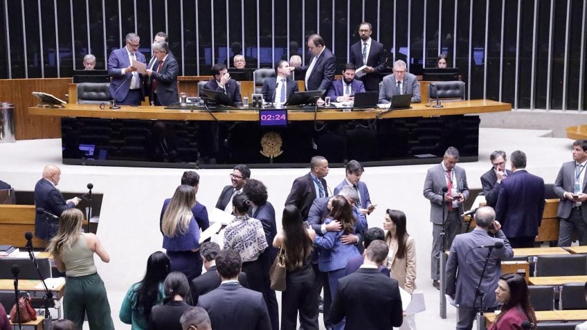 PLP combustíveis aprovado com pacote de jabutis fiscais