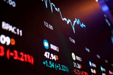 Ibovespa cai com IPCA e ata do Copom; dólar recua