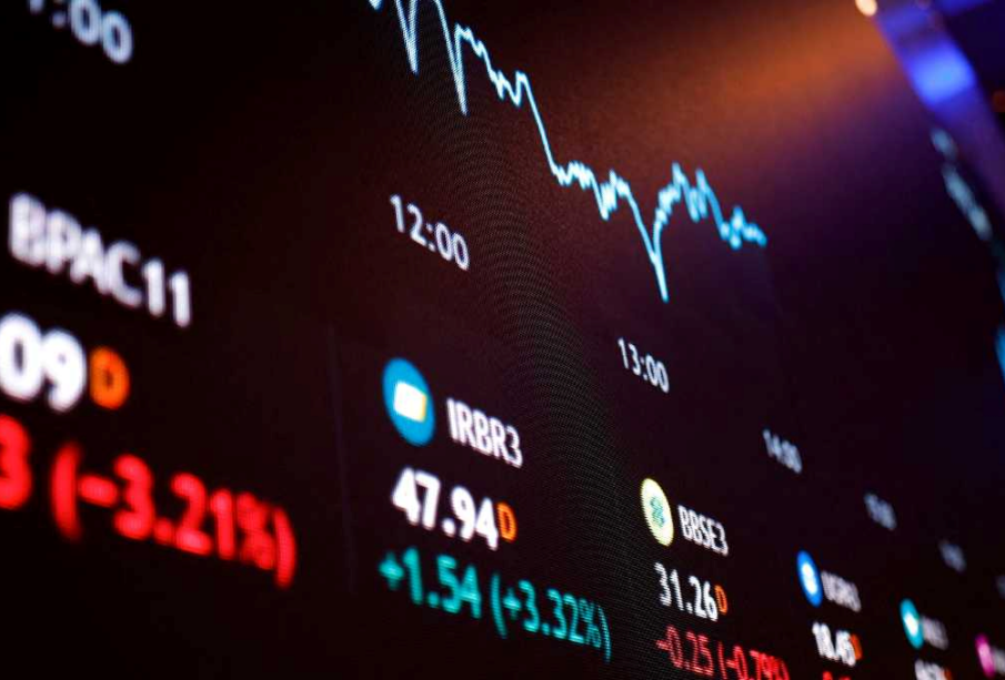 Ibovespa sobe com Itaú e Copom; dólar cai