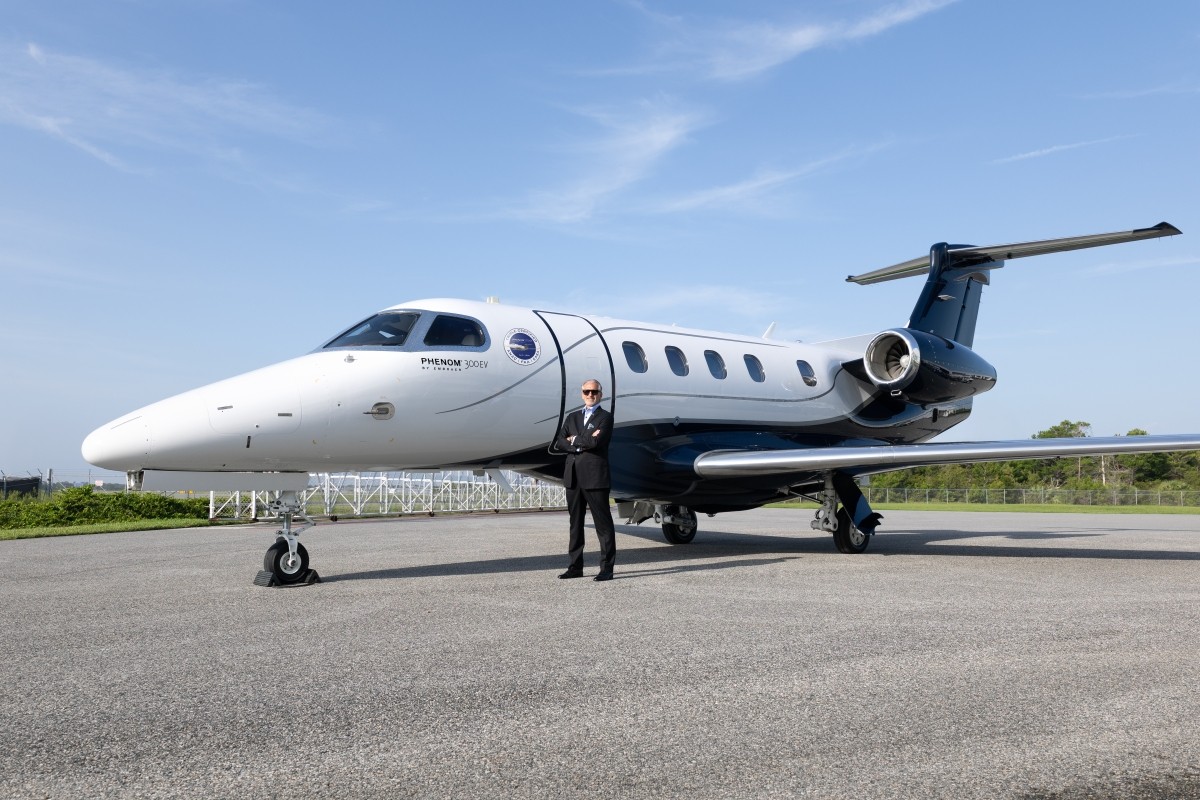Embraer certifica Phenom 300EV com pouso automático