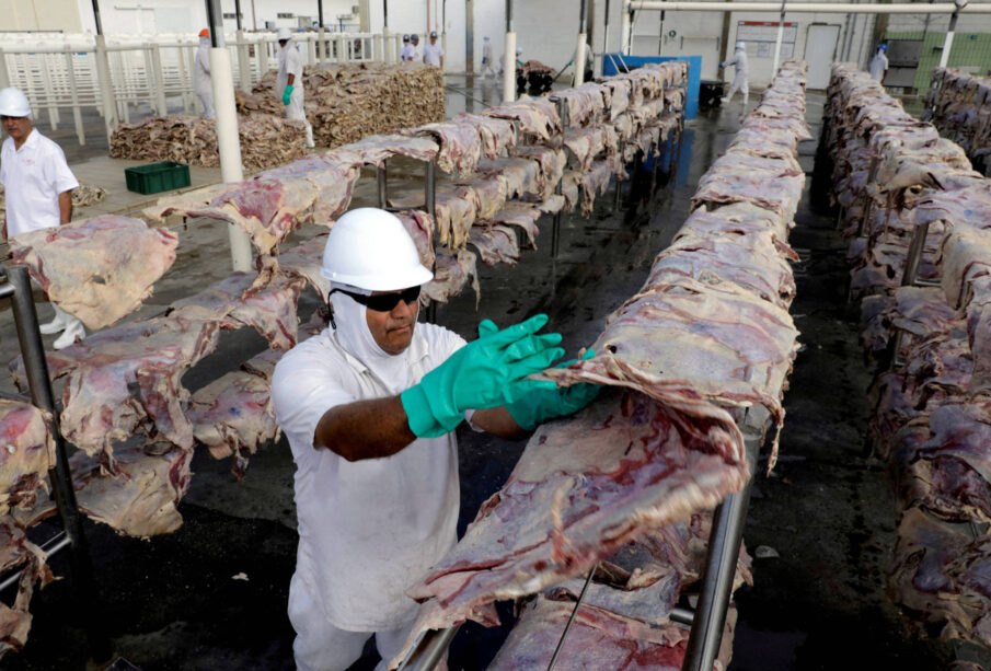Sobretaxa carne brasileira China: cota atingida e tarifa de 55%