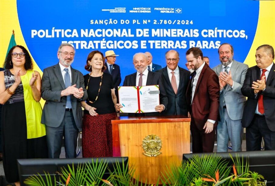 Lula sanciona Marco Legal Terras Raras e critica traidores