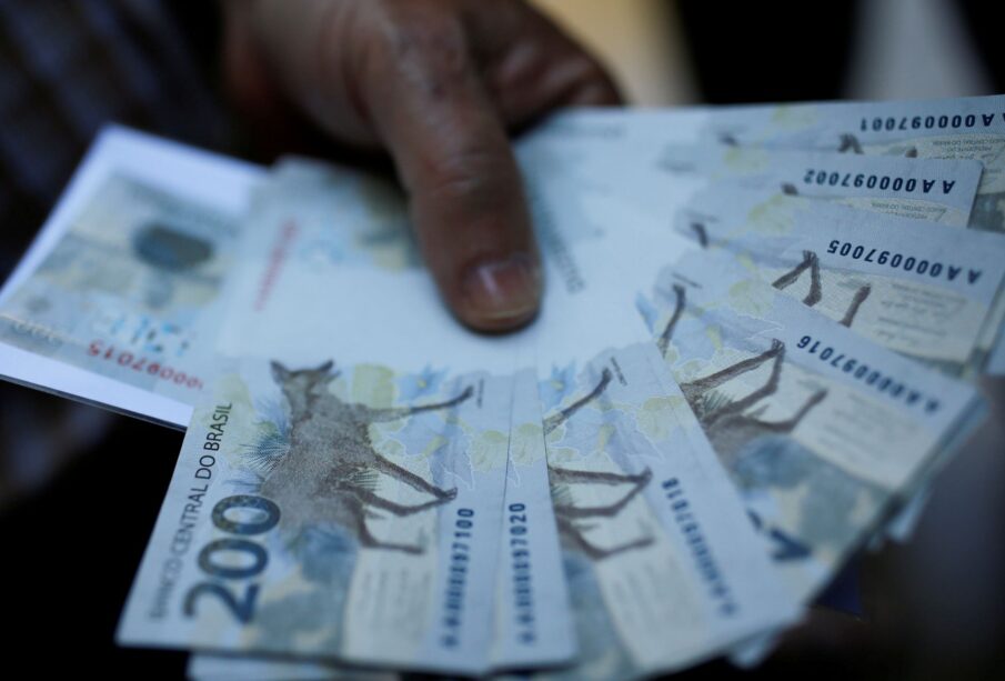 Endividamento das famílias volta a subir e repete recorde de 49,9% em julho, diz BC