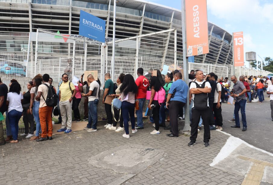 Feira de empregos Salvador tem fila quilométrica na Fonte Nova