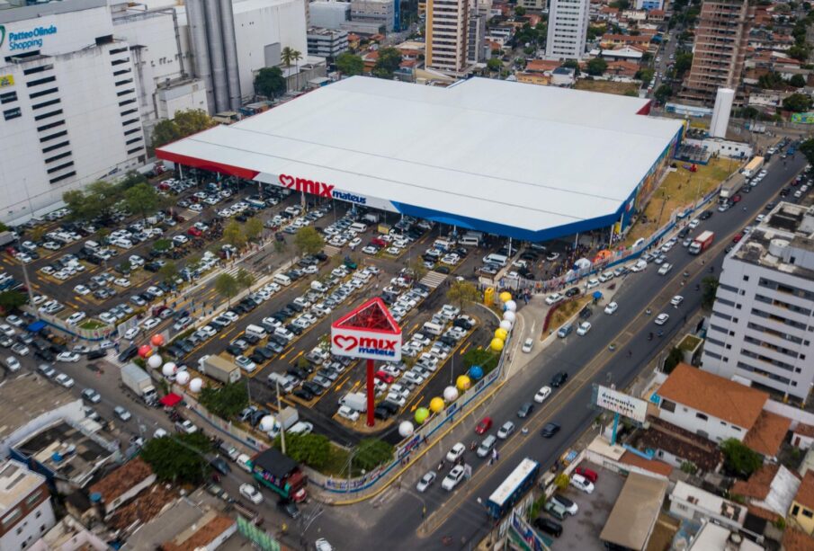Maior rede de supermercados fecha 28 lojas e demite 6 mil