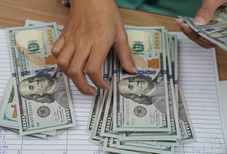 Dólar hoje cai quase 1%, a R$ 4,98, com eleições
