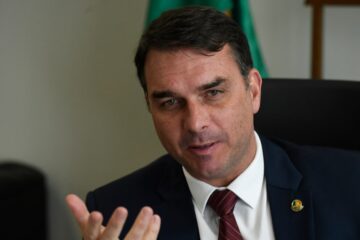 Split payment inviabiliza capital de giro, diz Flávio Bolsonaro